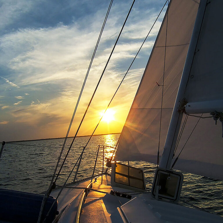 tiefe Sonne über der See